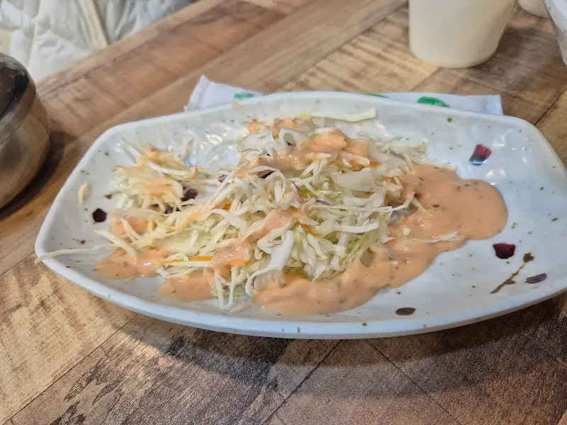 상큼한 드레싱이 뿌려진 양배추 샐러드