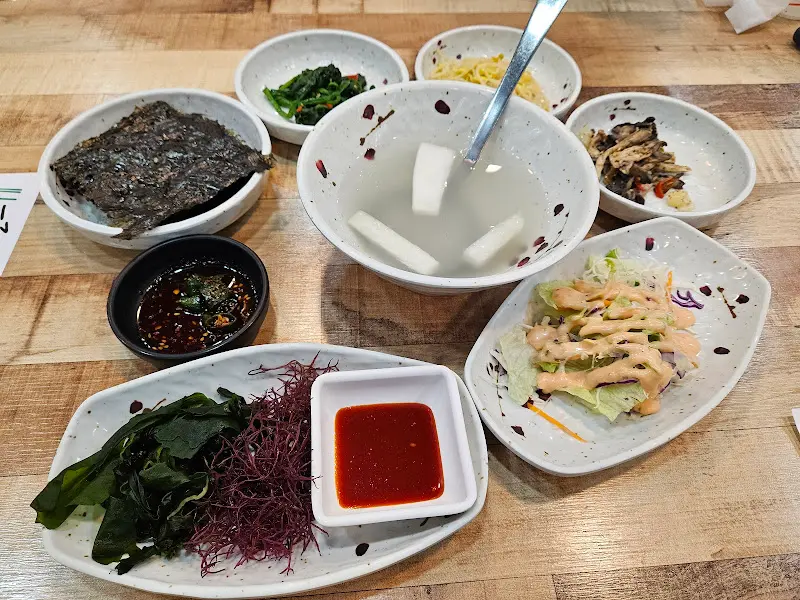 다양한 밑반찬 구성