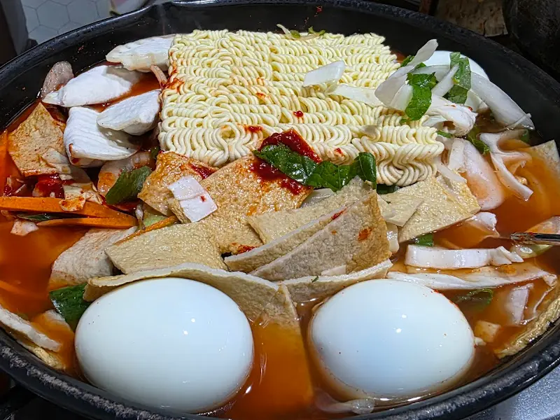 떡, 어묵, 라면 사리가 어우러진 즉석 떡볶이