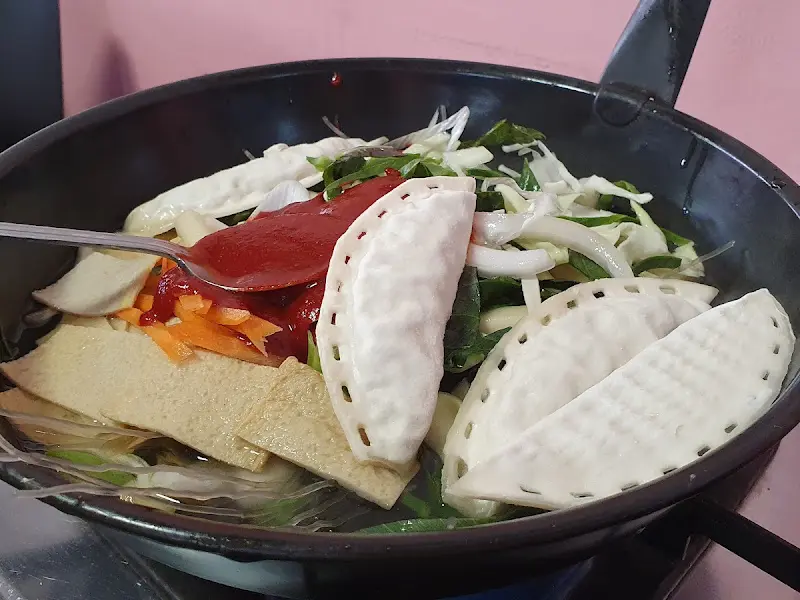 떡볶이 재료가 담긴 냄비