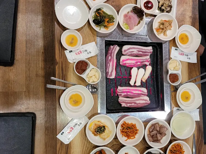 푸짐하게 차려진 삼겹살 한 상 차림