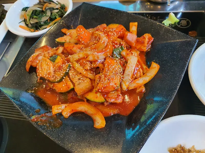 매콤달콤한 양념이 인상적인 돼지 두루치기