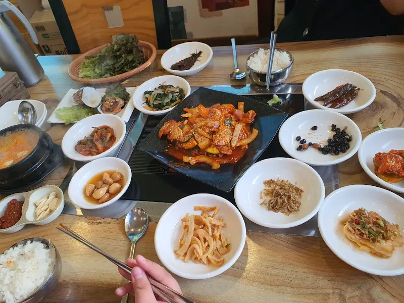 푸짐하게 차려진 밑반찬