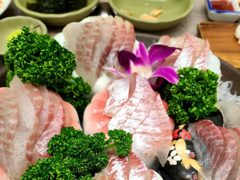 싱싱한 회 한 점의 아름다운 자태