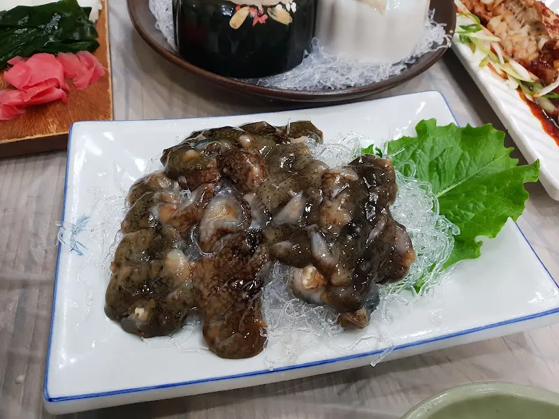 신선한 해삼의 오독오독한 식감