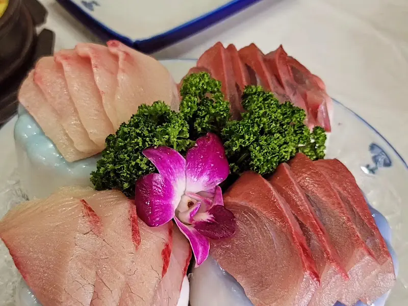 싱싱한 회 한 점으로 입 안 가득 행복을