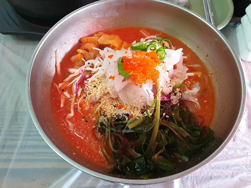 깔끔하게 정돈된 테이블 세팅