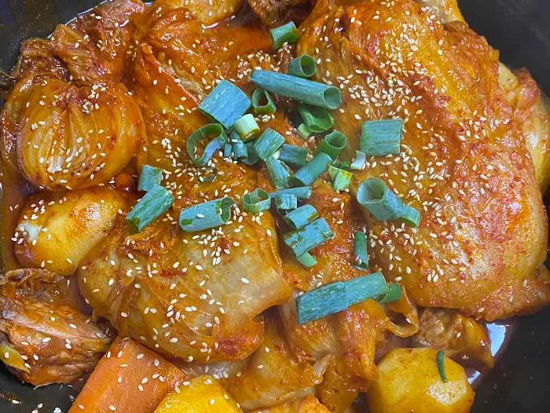 김치와 닭고기의 조화