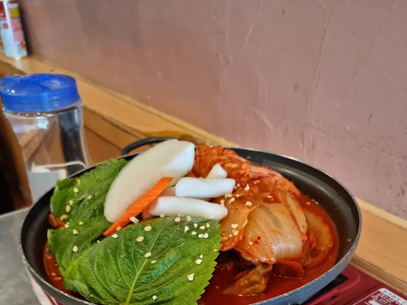 냄비 안에는 김치, 떡, 등갈비 외에도 깻잎이 듬뿍 들어가 있다.