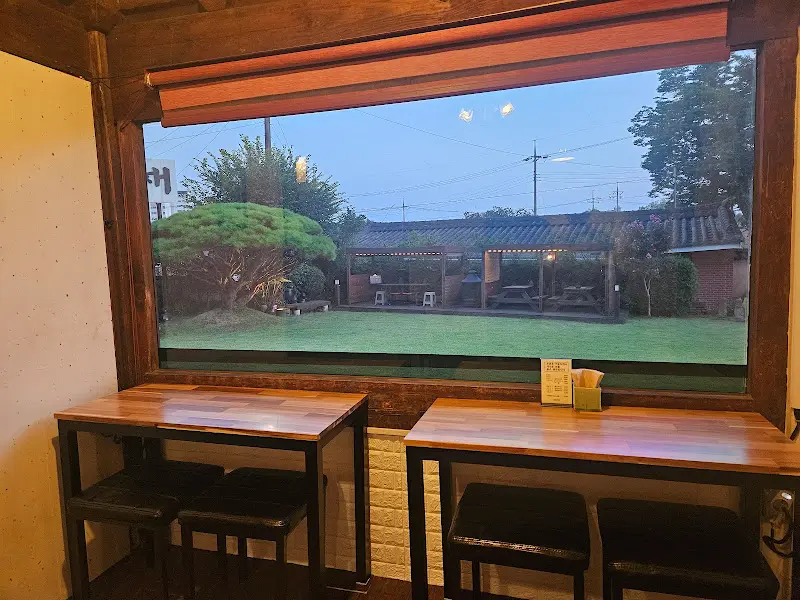 창밖으로 보이는 정원 풍경