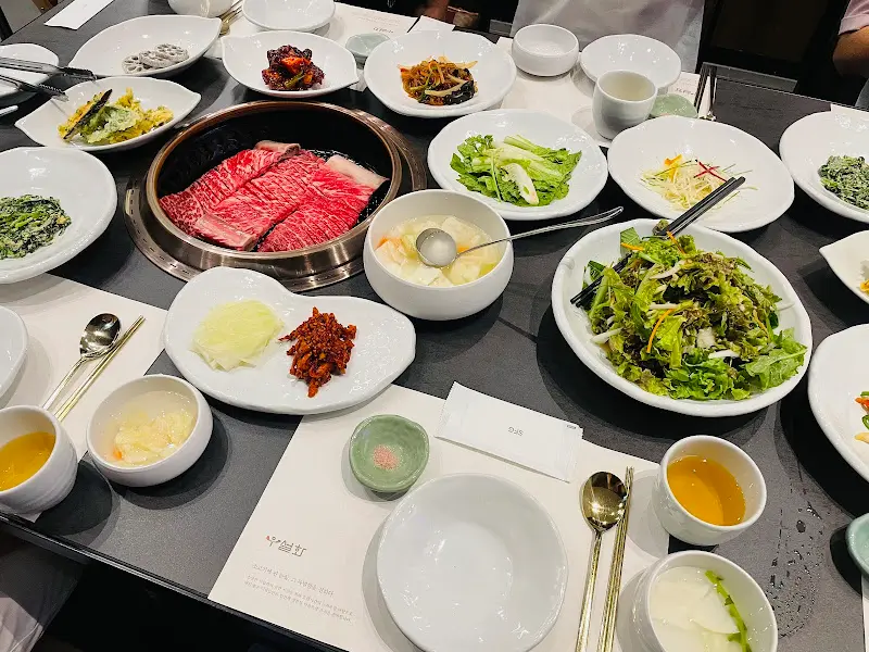 한 상 가득 차려진 음식