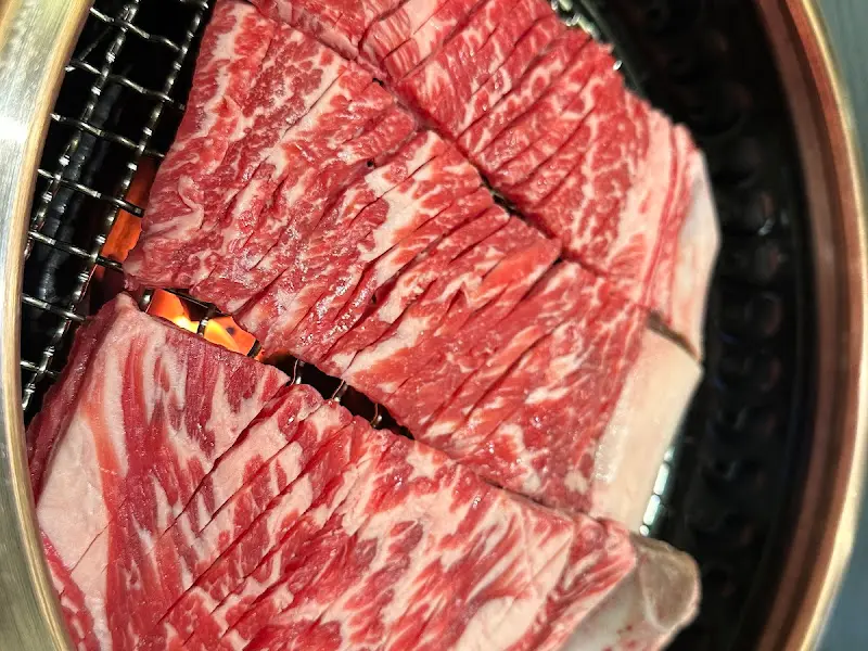 숯불 위에 올려진 생고기