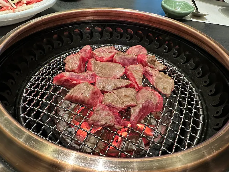 불판 위에 올려진 고기 조각들