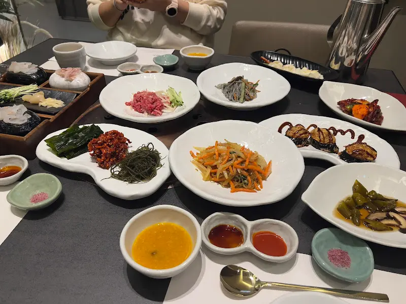 다채로운 밑반찬 구성