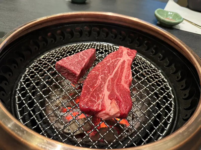 두툼한 고기 한 점