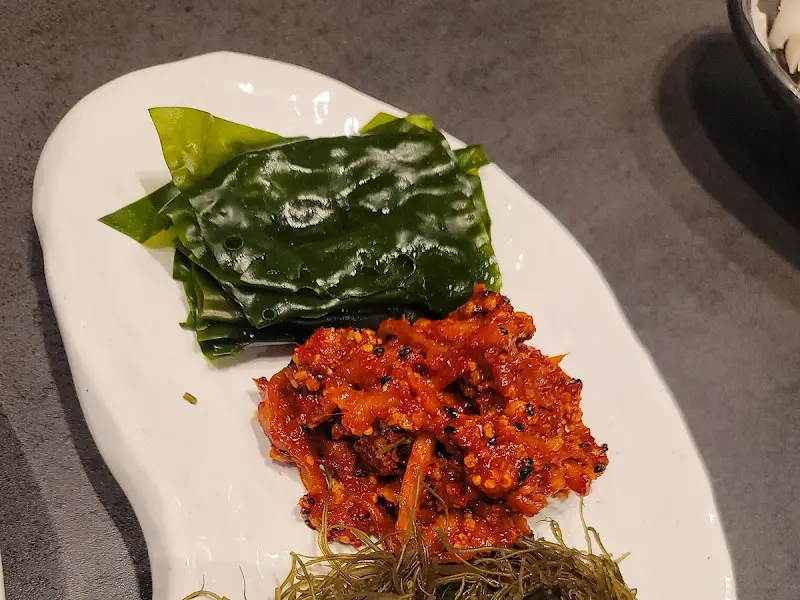 싱싱한 해초와 매콤한 양념