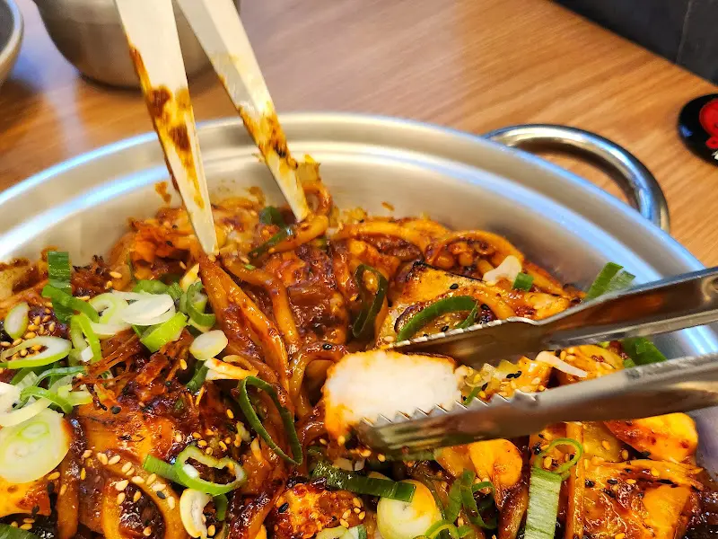 아구살을 집게로 들어 올리는 모습