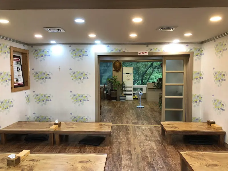 넓고 깔끔한 식당 내부