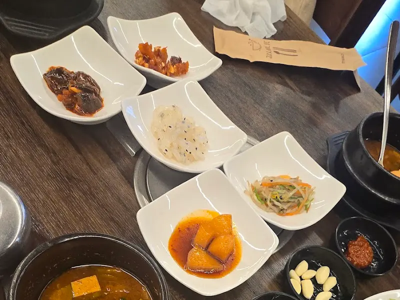 정갈하게 담겨 나온 밑반찬들