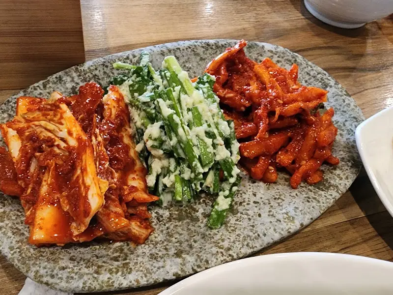 다채로운 김치와 곁들여 먹는 보쌈