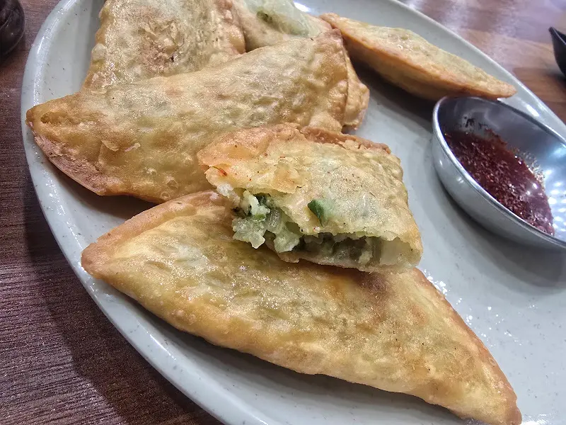 윤기가 자르르 흐르는 튀김 만두