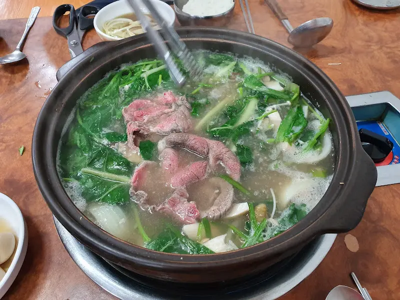 끓고 있는 된장 샤브샤브
