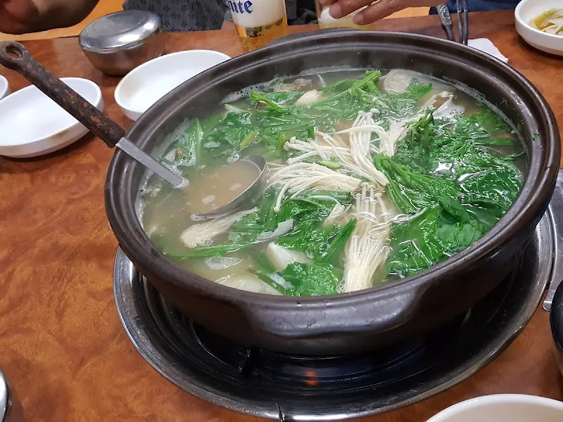 된장 샤브샤브를 즐기는 모습
