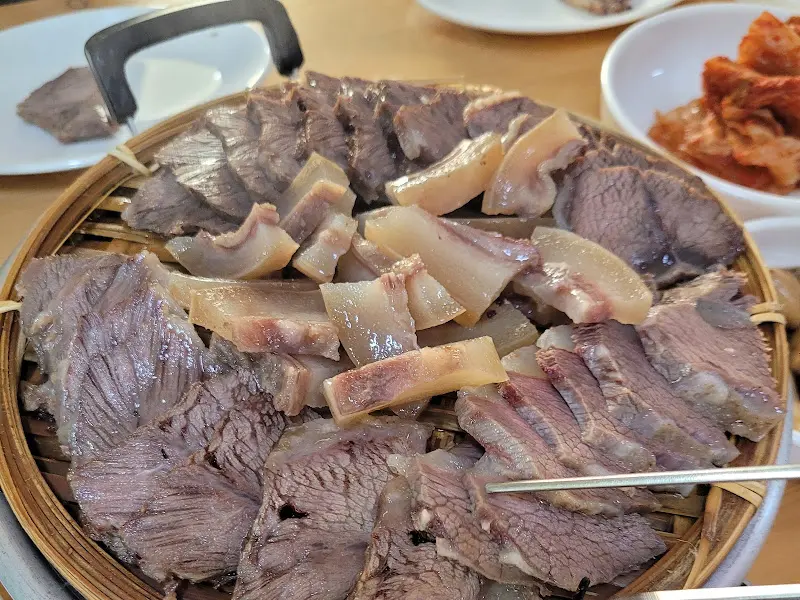 윤기가 흐르는 소고기 수육