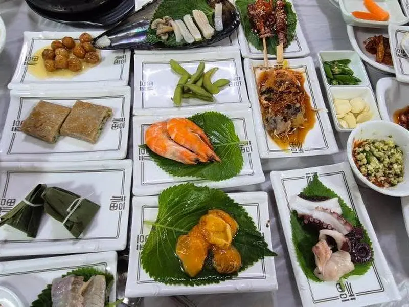 푸짐하게 차려진 스끼다시 한 상