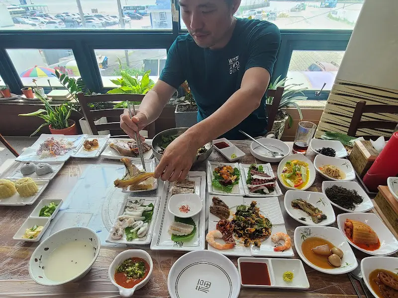 정갈하게 담겨 나온 해산물 요리