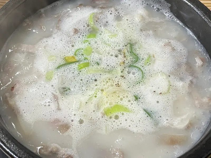 뽀얀 국물이 뚝배기 안에서 보글보글 끓고 있는 모습