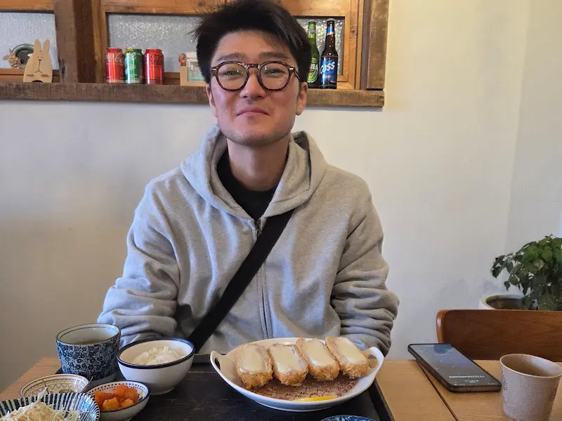 돈까스를 앞에 두고 웃는 손님