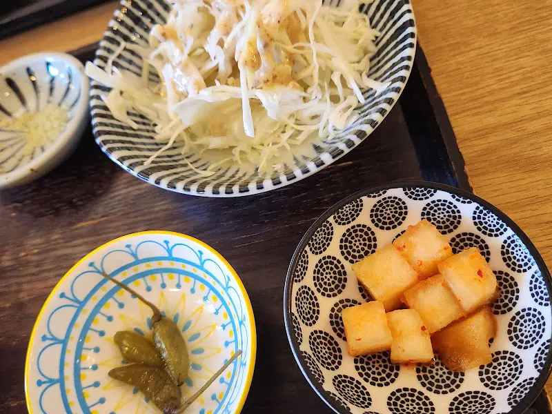 돈까스와 함께 제공되는 반찬들