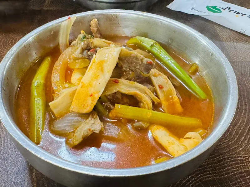 버섯과 미나리가 가득한 매운탕