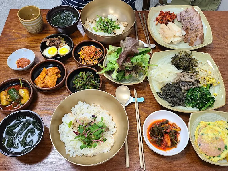 정갈하게 차려진 보쌈정식 한 상 차림