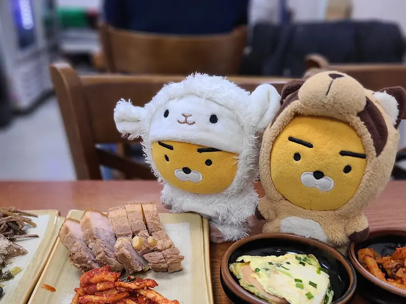 인형과 음식의 조화