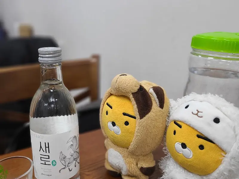 테이블 위의 술병과 인형