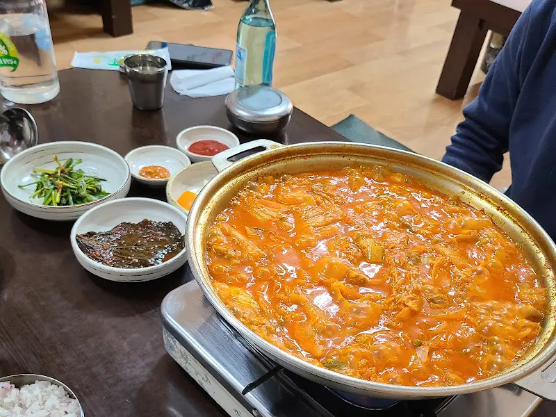 두루찌개와 반찬 전체샷