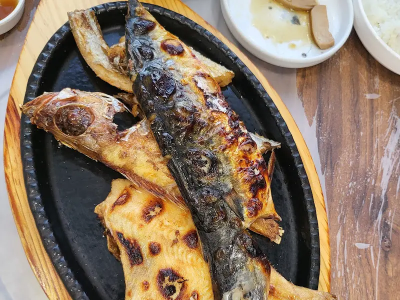 윤기가 흐르는 구운 생선 모듬