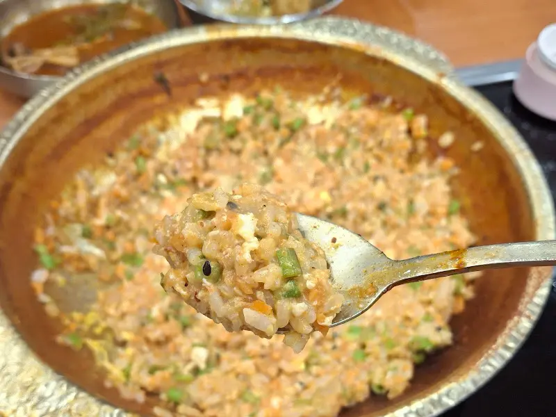 숟가락으로 볶음밥을 들어올리는 모습