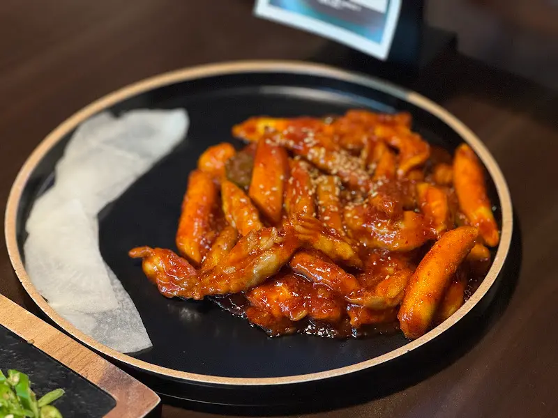 매콤달콤한 양념이 입맛을 돋우는 닭강정