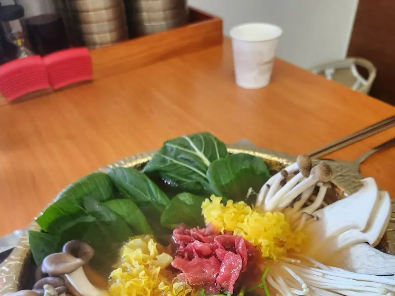 테이블에 놓인 샤브샤브 재료