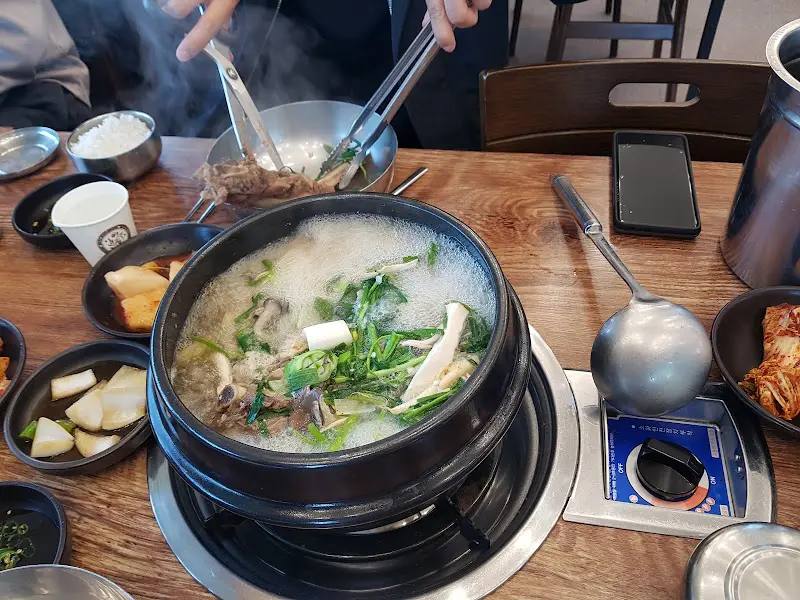 테이블 위에서 보글보글 끓고 있는 항아리 갈비탕