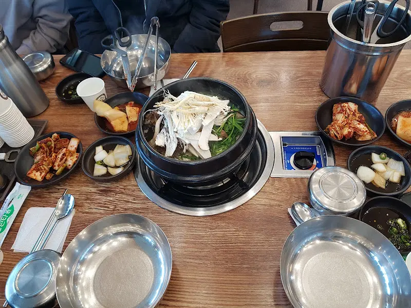 항아리 갈비탕 한 상 차림