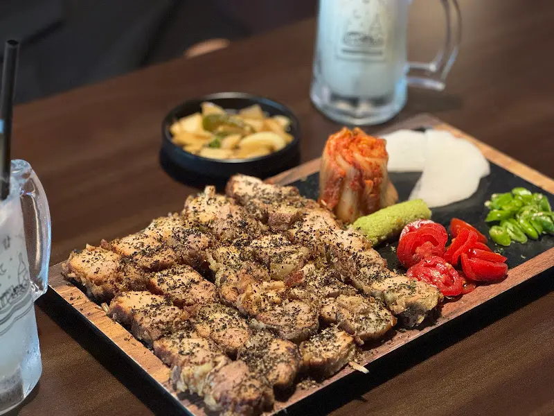 다양한 곁들임 찬과 함께 즐기는 수육튀김