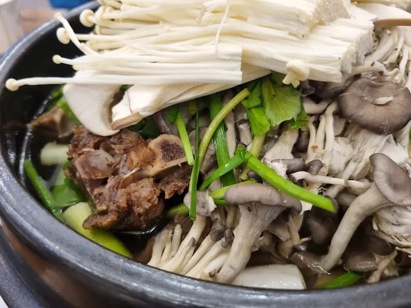 갈비와 각종 채소가 어우러진 갈비탕의 모습