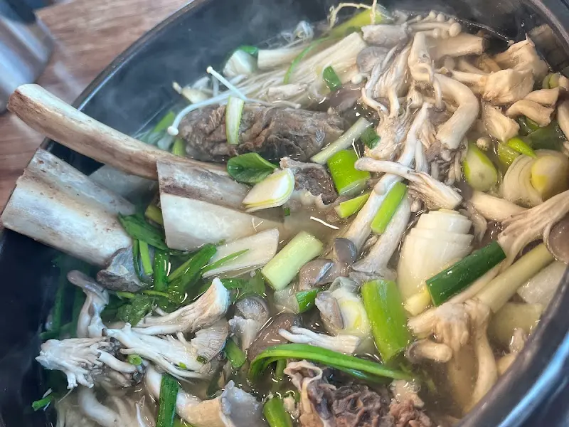 보글보글 끓고 있는 갈비탕의 모습