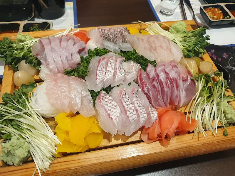 푸짐하게 담겨 나온 숙성회 한 상