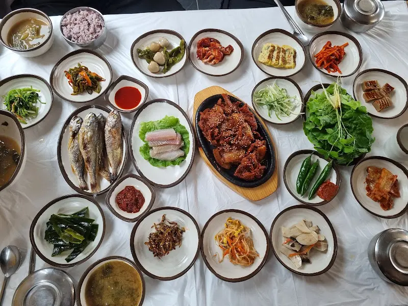 푸짐하게 차려진 한 상 차림