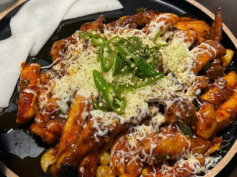 눈꽃처럼 뿌려진 치즈가 매력적인 꼬들목